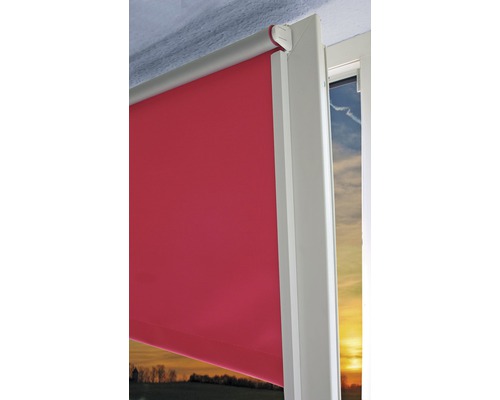 Prim-plan cu o draperie rulantă roșie la fereastră