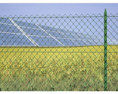 Gard din plasă verde în fața câmpului și a panourilor solare