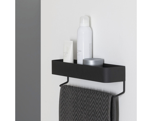 Raft negru de perete cu suport pentru prosop și produse de îngrijire