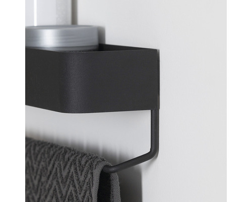 Raft negru de baie cu suport pentru prosoape pe perete