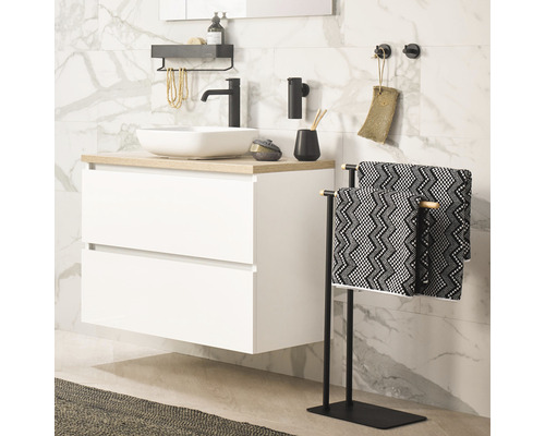 Baie modernă cu lavoar, dulap inferior, suport pentru prosoape și accesorii