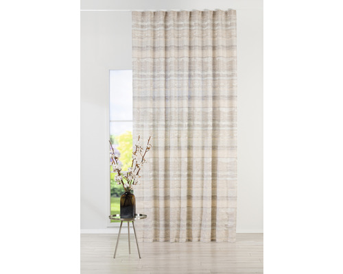 Șaluri decorative cu ochiuri și model în dungi în fața unei ferestre