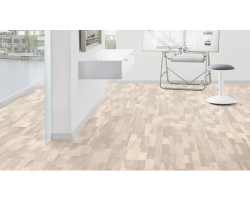 Cameră luminoasă cu podea din lemn cu model herringbone, birou și scaun