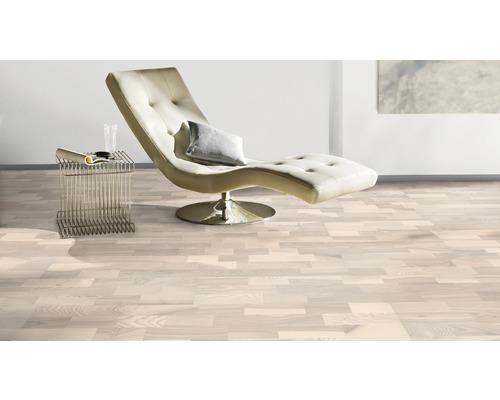 Cameră luminoasă cu podea din lemn, șezlong și măsuță laterală