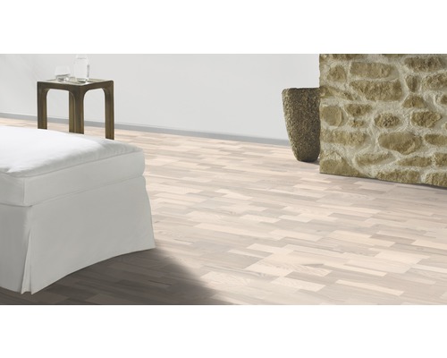 Pardoseală deschisă la culoare din lemn în sufragerie cu mobilier.