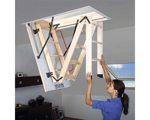 Scară de pod din lemn desfășurată cu o femeie care o operează