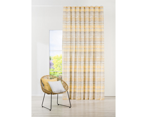 Perdea glisantă decorativă cu model orizontal cu dungi lângă un scaun de răchită