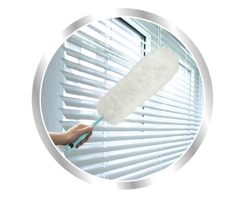 O mână șterge praful de pe jaluzele cu un pămătuf.