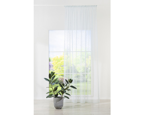 Cortină în fața unei ferestre cu vedere la verdeață