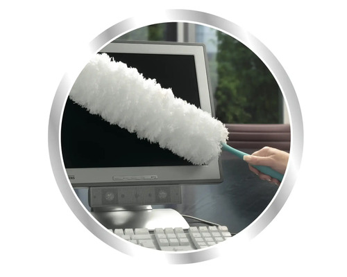 Curățarea unui ecran de computer cu un pămătuf