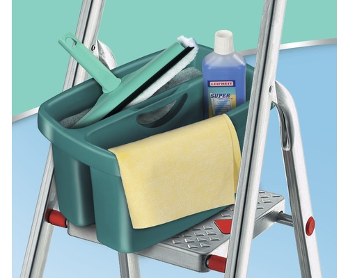 Articole de curățenie în găleată pe scară