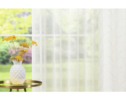 Șaluri decorative cu model în fața unei ferestre