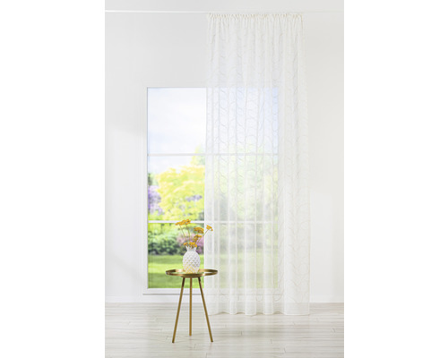 Cortină în fața ferestrei cu vedere la grădină