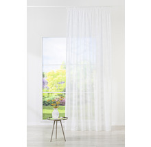 Cameră luminoasă cu fereastră și draperie albă, transparentă.