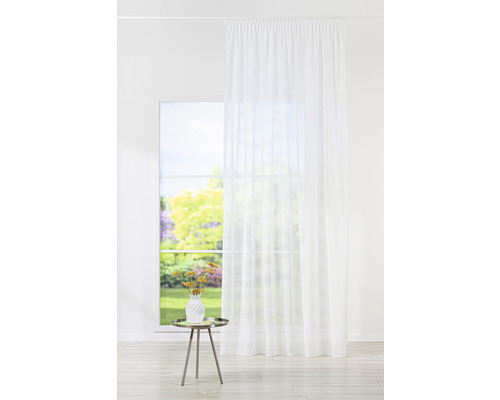 Cameră luminoasă cu fereastră și draperie albă, transparentă.