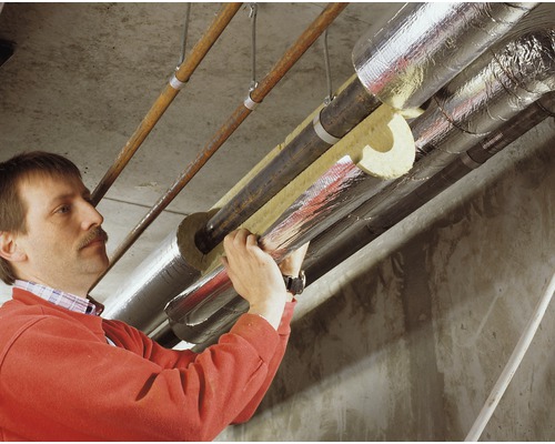 Bărbat izolează țevi de încălzire cu izolație pentru țevi