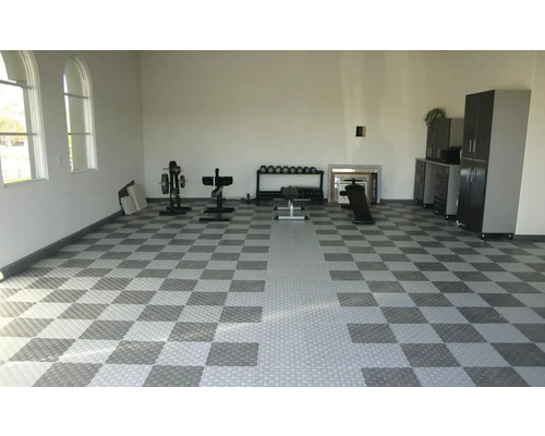Sală de gimnastică spațioasă cu bancă de haltere, suport pentru haltere, gantere și dulap