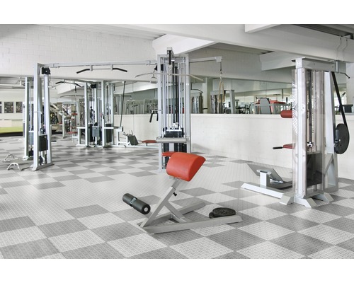 Sală de fitness cu echipamente de antrenament și plăci de podea în model de șah