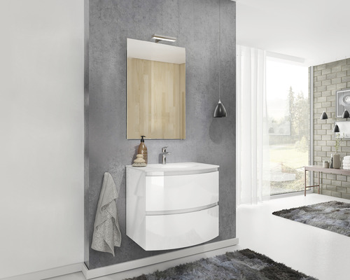 Baie modernă cu lavoar, oglindă și prosop