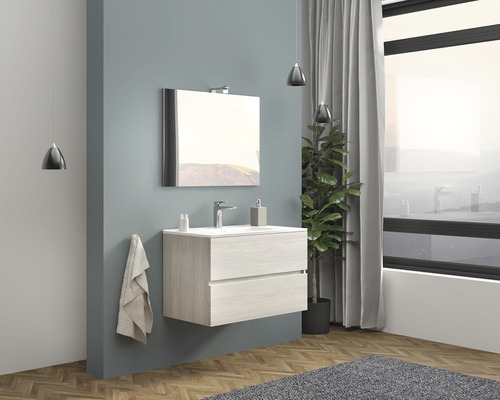 Baie modernă cu dulap de lavoar, oglindă și decorațiuni