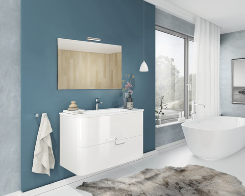 Baie cu dulap de bază pentru lavoar, oglindă, cadă și covor