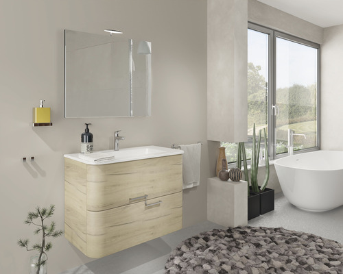 Baie modernă cu dulap sub lavoar, dulap cu oglindă și cadă