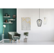Living cu fotoliu, rafturi, lămpi suspendate și elemente decorative