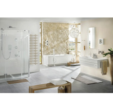 Baie luminoasă cu duș, cadă, lavoar și bancă pentru o atmosferă prietenoasă.