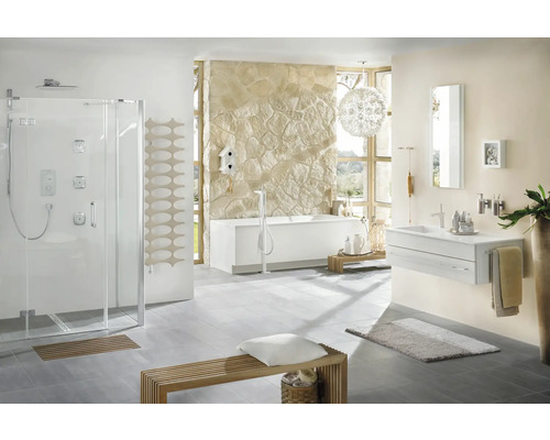 Baie luminoasă cu duș, cadă, lavoar și bancă pentru o atmosferă prietenoasă.