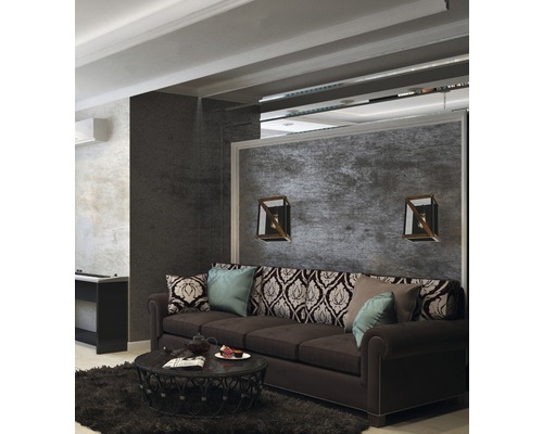 Living cu canapea maro, măsuță de cafea și aplice de perete