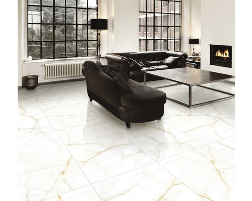 Living luminos cu gresie cu aspect de marmură, canapea, șezlong și șemineu