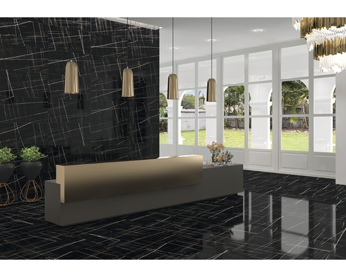 Cameră luminoasă cu gresie și faianță cu aspect de marmură, recepție și fațadă cu ferestre