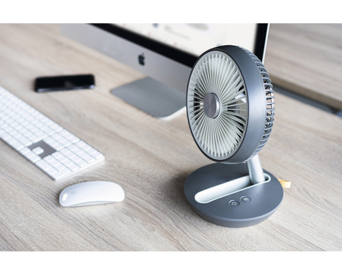 Ventilator de birou pe un birou cu computer, tastatură și mouse