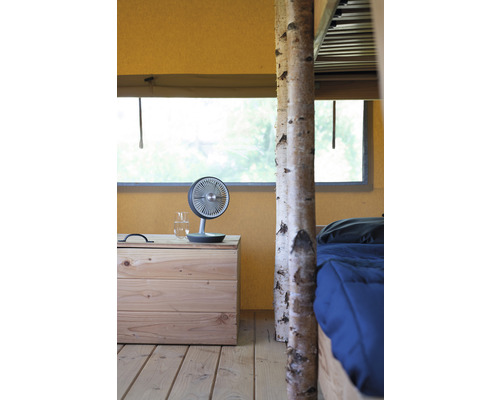 Interior cu ventilator de masă pe o noptieră din lemn