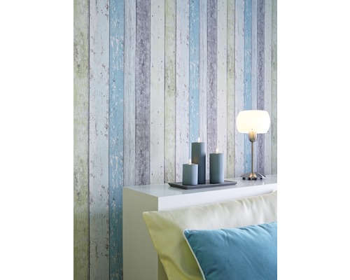 Design de perete cu tapet cu aspect de lemn, lumânări și lampă