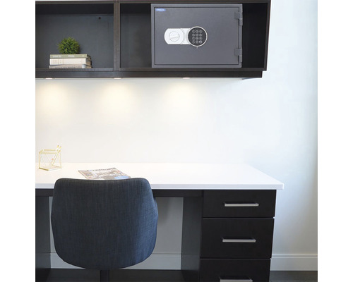 Birou cu masă, scaun și seif cu blocare numerică