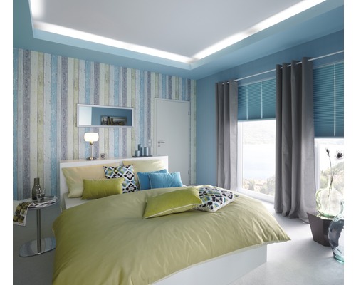 Dormitor luminos cu pat dublu, tapet cu model și fereastră cu perdele și jaluzele