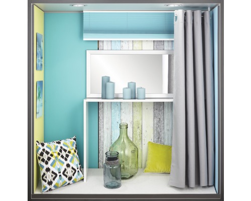 Raft decorativ cu perdea, jaluzea, oglindă, lumânări, perne și sticle de sticlă