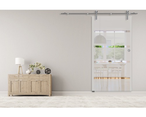 Scenă cu ușă glisantă din sticlă, comodă și elemente decorative într-o cameră luminoasă.