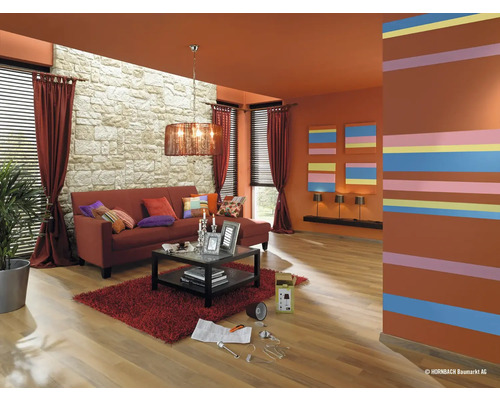 Cameră de zi cu canapea, masă, lampă și decorațiuni