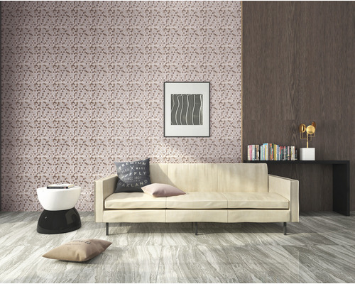 Living cu gresie mozaic pe perete, canapea și decorațiuni pentru un design interior stilat