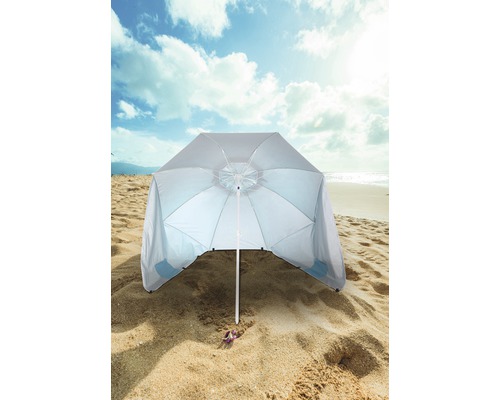 Cort de plajă pe plajă cu nisip, cu marea și cerul în fundal