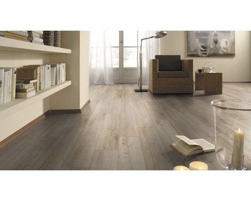 Cameră de zi luminoasă cu rafturi și podea laminată din lemn.