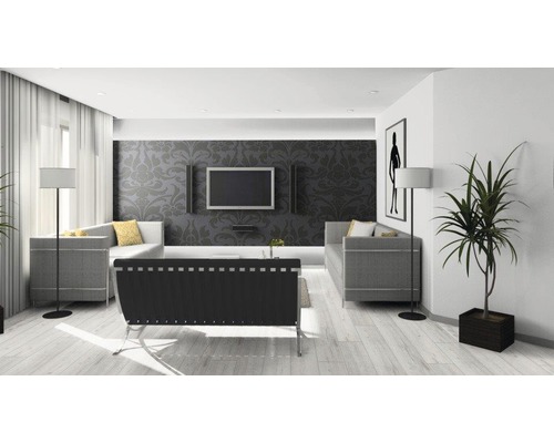 Living luminos cu canapea, fotoliu, lampă de podea, plantă de interior și televizor