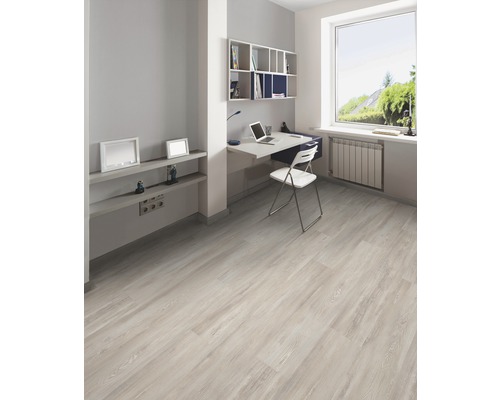 Birou modern cu podea deschisă la culoare din lemn, birou și rafturi