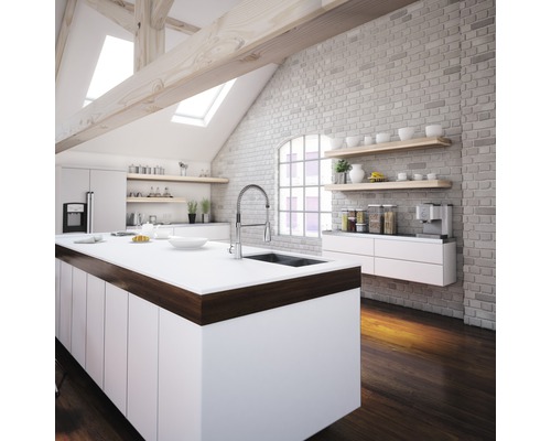 Bucătărie luminoasă cu insulă de gătit, rafturi și perete de cărămidă