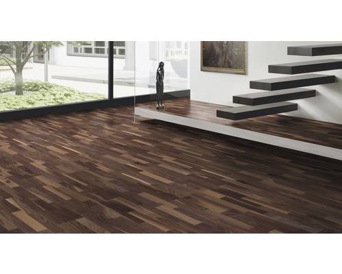 Interior cu podea de parchet închisă la culoare și scară autoportantă