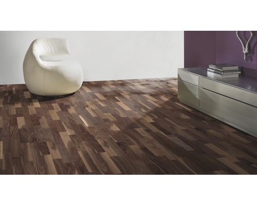 Cameră de zi cu podea din lemn, fotoliu și comodă