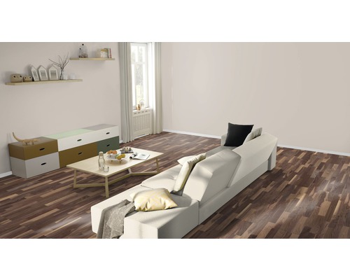 Living luminos cu canapea, măsuță de cafea și comodă