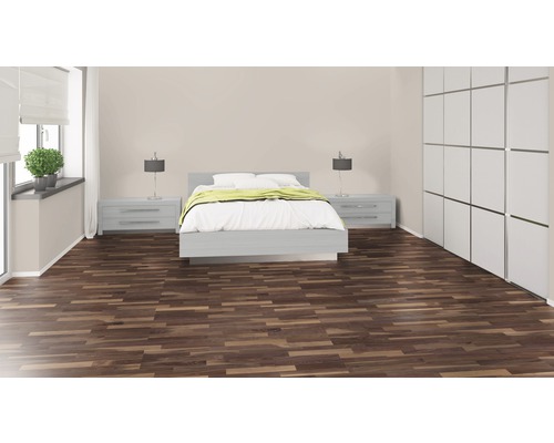 Dormitor luminos cu pat, noptiere, lămpi și dulap pe o podea din lemn